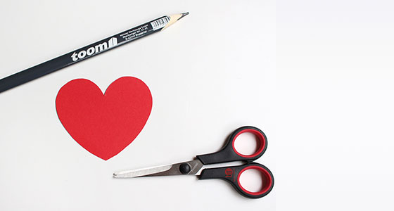 Rotes Herz, Schere und Stift